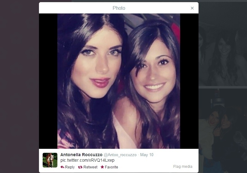 Daniella Seeman (e), mulher de Fábregas, e Antonella Roccuzzo, a companheira de Messi, eram companhias inseparáveis em Barcelona, antes de o meia se transferir para o Chelsea - Reprodução/Twitter