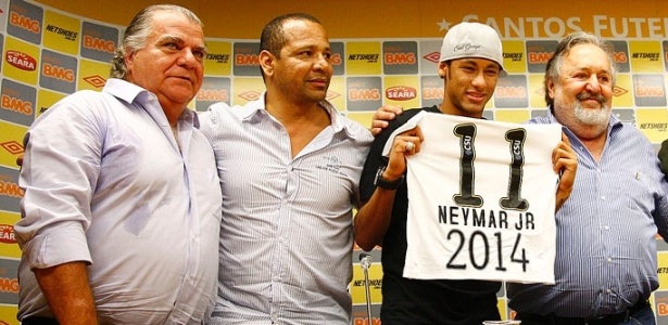 Na foto, Odilio Rodrigues, Neymar pai, Neymar Jr e Laor. Agora, o Santos, DIS e a família do atacante travam batalhas jurídicas - Divulgação/Santos FC