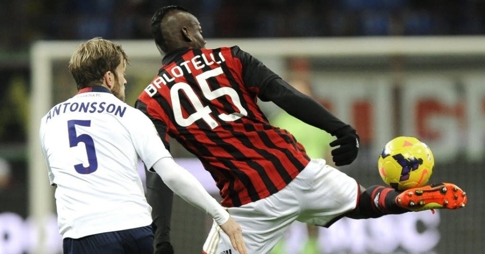 14.fev.2014 - Balotelli mostra habilidade e domina a bola com a lateral do pé na partida entre Milan e Bologna pelo Campeonato Italiano