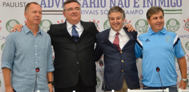 Nobre e Gobbi posam para foto ao lado de Mano e Kleina, ex-treinador palmeirense - Mauro Horita/AGIF