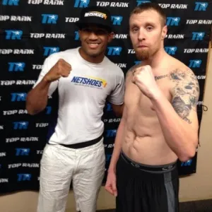 Esquiva Falcão ao lado de Joshua Robertson - undefined