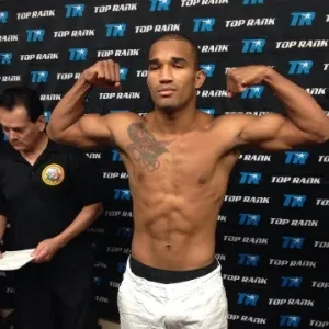 Esquiva Falcão exibe músculos na pesagem - undefined