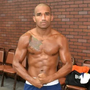 Esquiva Falcão se mostra em forma para a estreia no boxe profissional - undefined