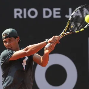 Rafael Nadal trocou bolas com o também espanhol Pere Riba, que disputará a qualificação neste domingo - Marcelo Regua/UOL