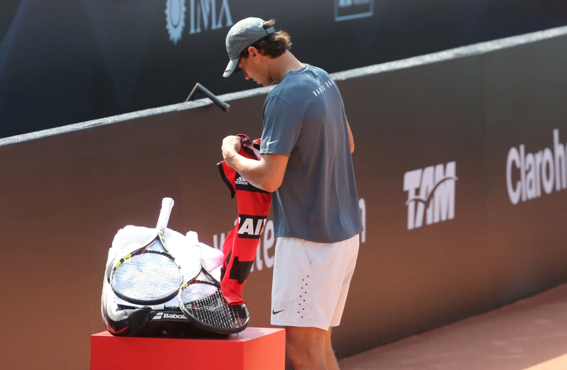 Rafael Nadal ganhou uma camisa do Flamengo antes de realizar um treino na quadra central do Rio Open - Marcelo Regua/UOL