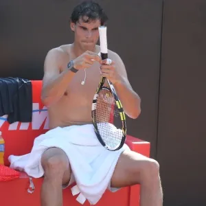 Rafael Nadal sofreu com o calor do Rio de Janeiro e tirou a camisa no intervalo dos treinamentos - Marcelo Regua/UOL