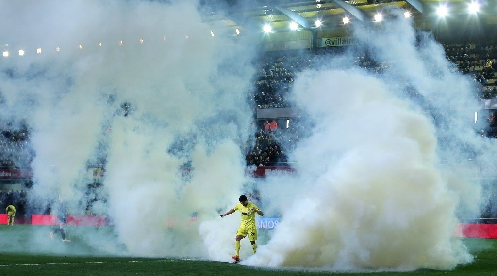 15.02.14 - Bomba de gás lacrimogêneo foi jogada no gramado do estádio El Madrigal, durante o duelo entre Villarreal e Celta de Vigo pelo Espanhol; a partida foi suspensa por cerca de meia hora, antes de retornar - AFP PHOTO / JOSE JORDAN
