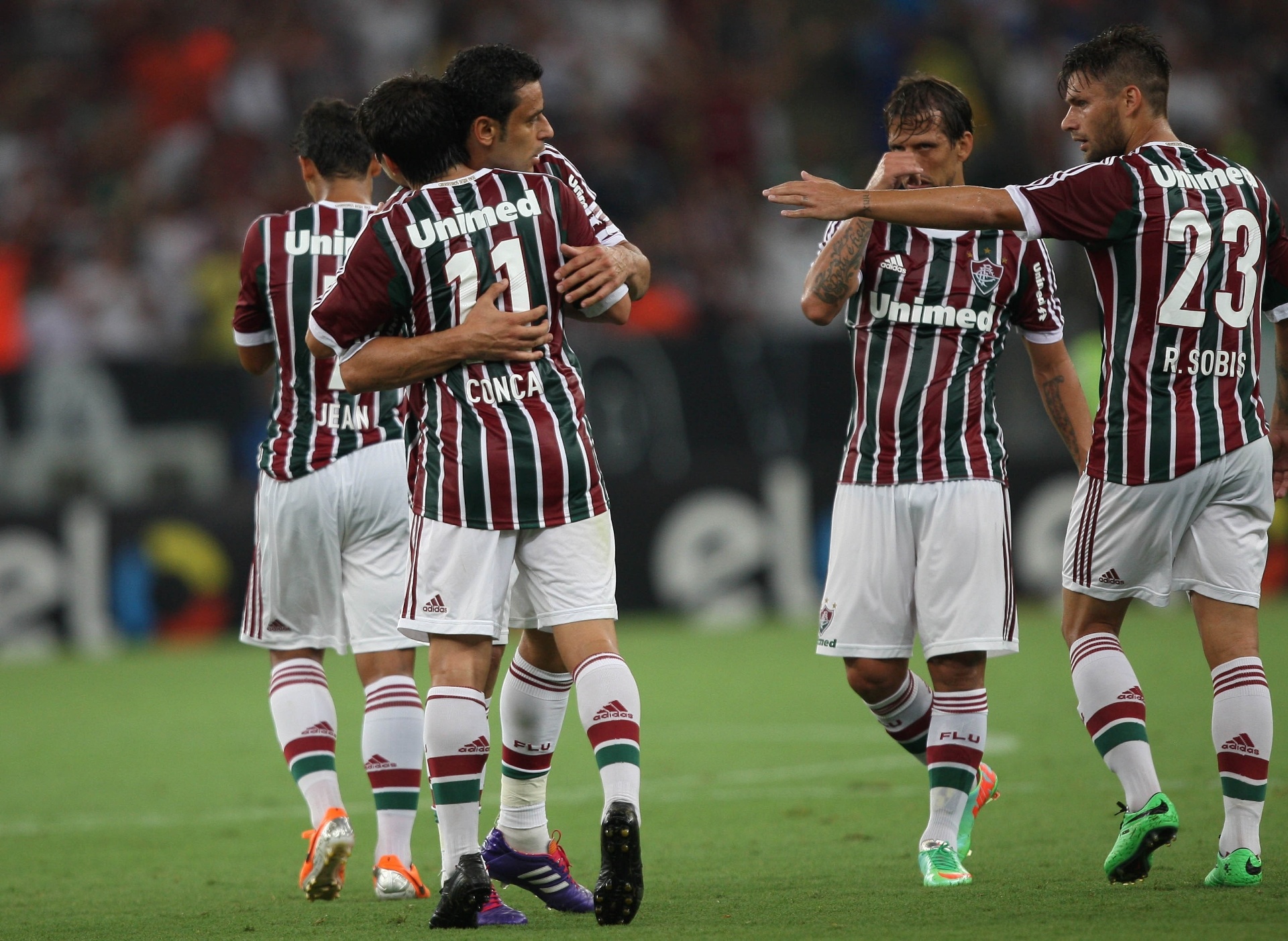 15.fev.2014 - Conca abraça Fred após marcar de cabeça o 1° gol do Flu contra o Boavista - Agência Photocamera