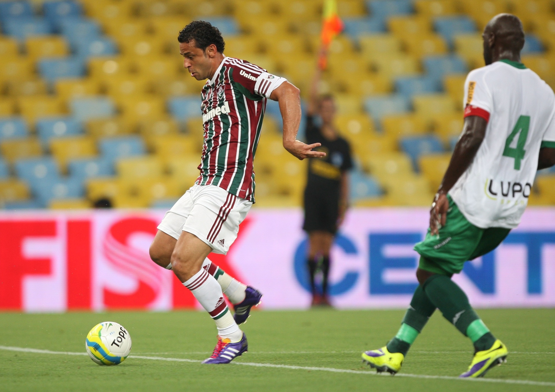 15.fev.2014 - Fred é flagrado em impedimento em ataque do Fluminense contra o Boavista - Agência Photocamera