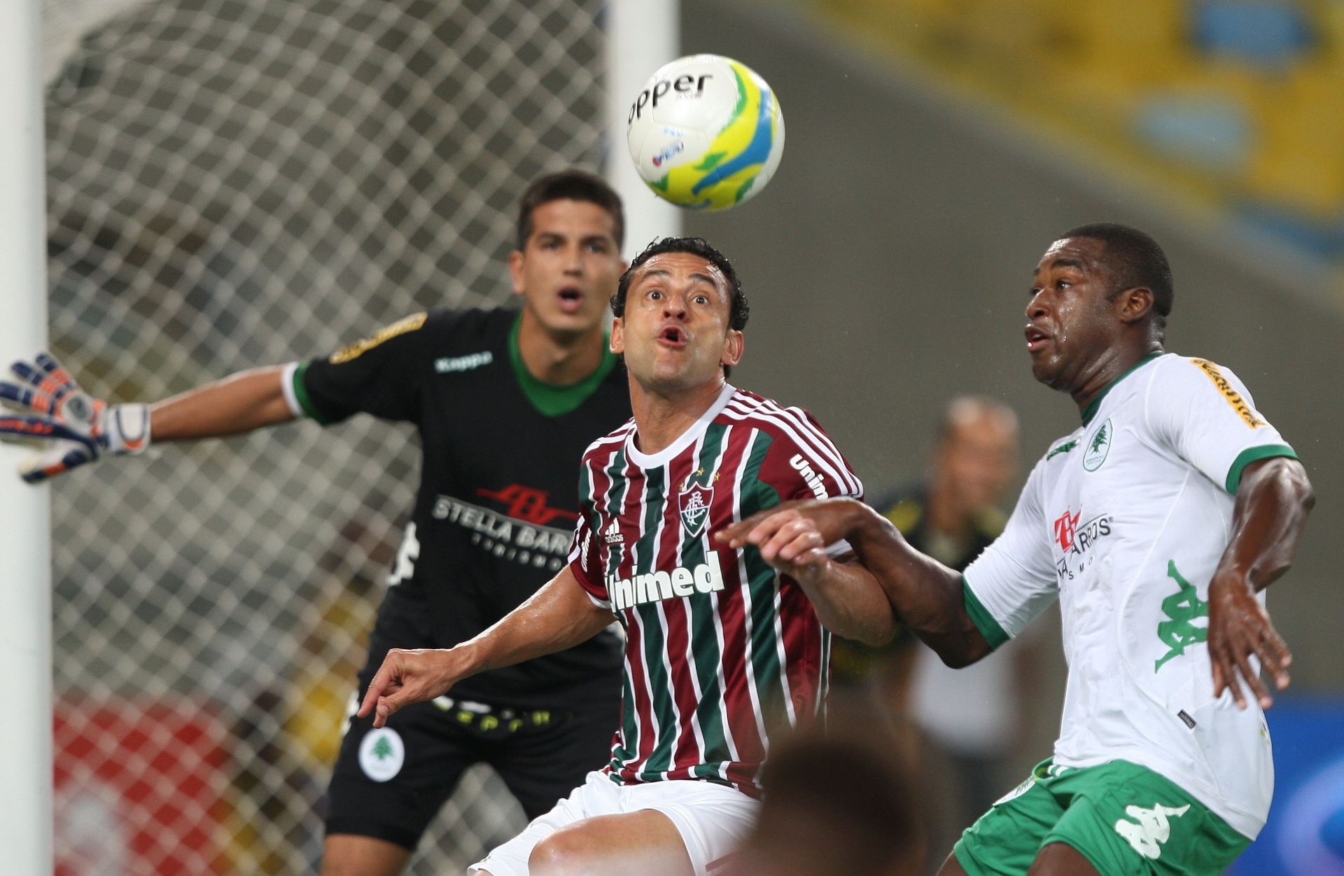 15.fev.2014 - Fred tenta domínio de bola no duelo do Flu com o Boavista pelo Carioca - Agência Photocamera