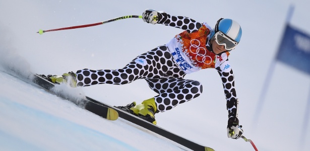 Macarena Birkner desliza sobre a montanha do esqui em Sochi com um festival de bolinhas pretas - FABRICE COFFRINI/AFP