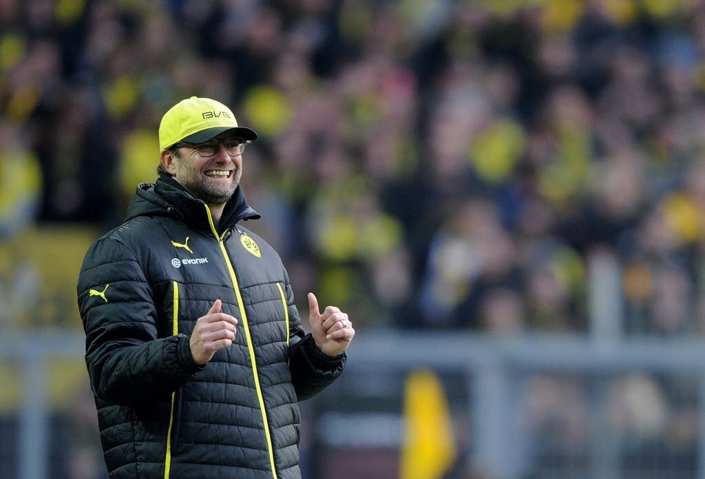 Feliz com a vitória de seu time, o Borussia Dortmund, por 4 a 0, o técnico Jürgen Klopp comemorou com sorrisinho e "joinha" nas mãos - JONAS GÜTTLER/AFP