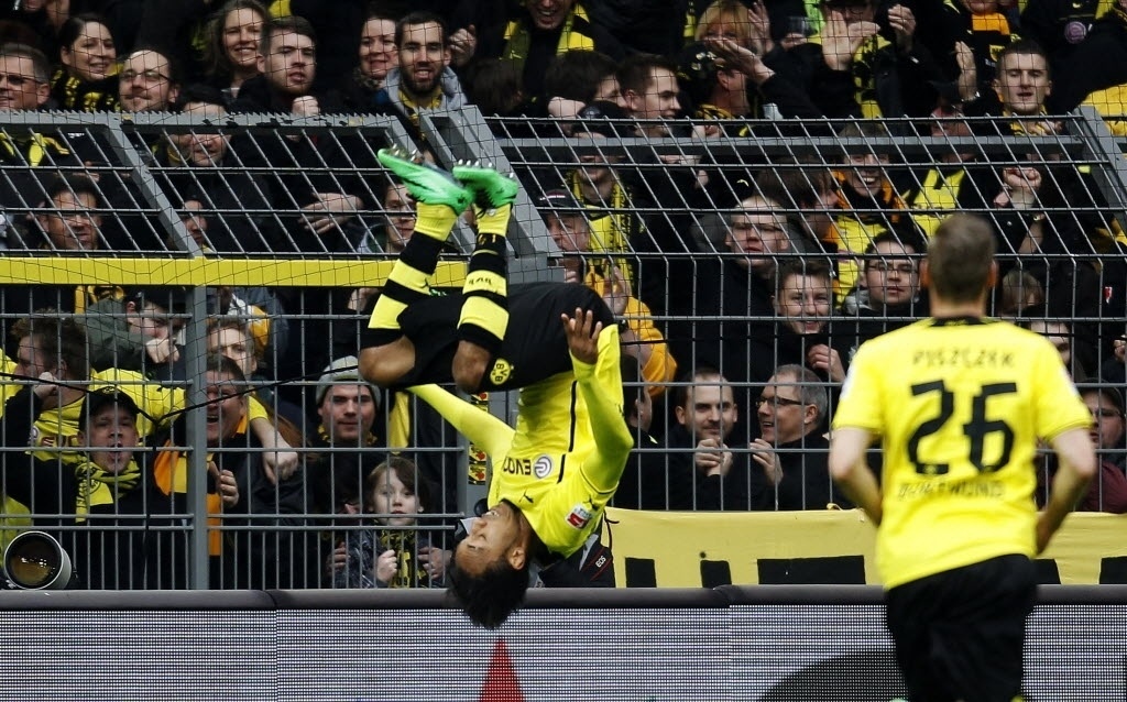 O jogador do Gabão deu um mortal e ficou de cabeça para baixo no ar - INA FASSBENDER/REUTERS