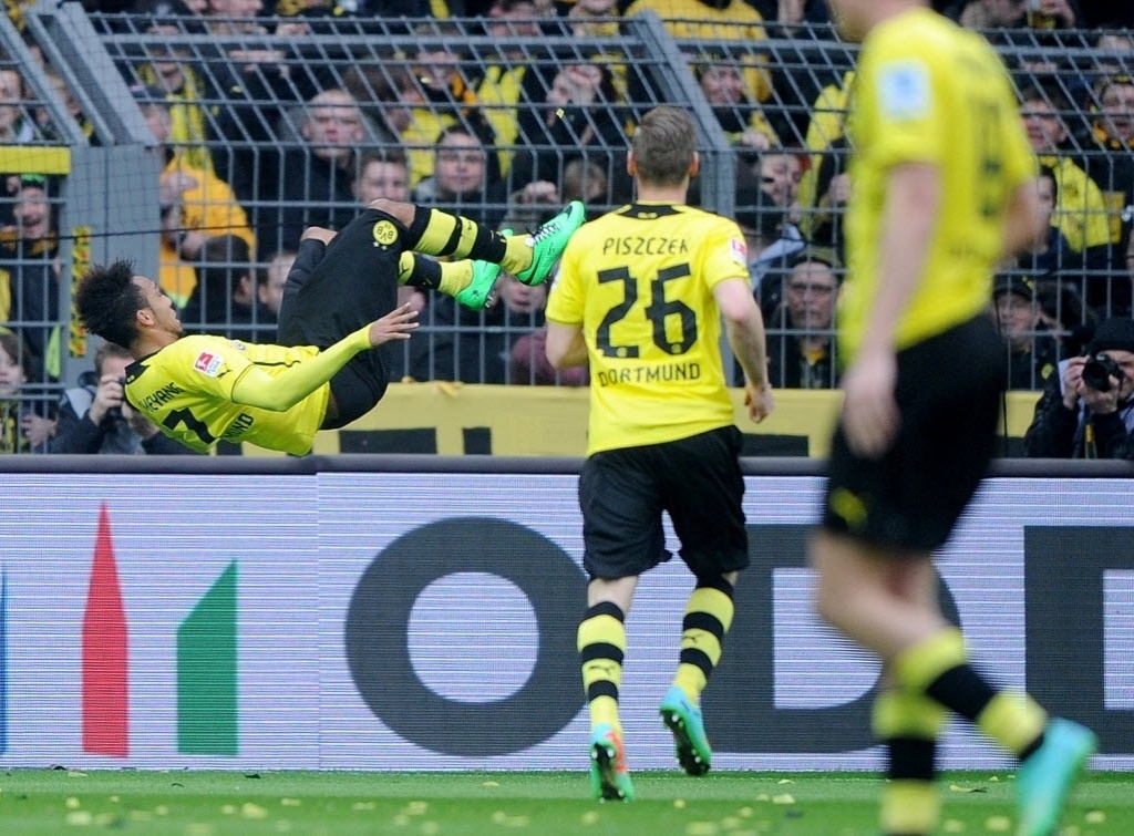 Pierre-Emerick Aubameyang executa cambalhota voadora para comemorar seu gol pelo Borussia Dortmund - JONAS GÜTTLER/AFP