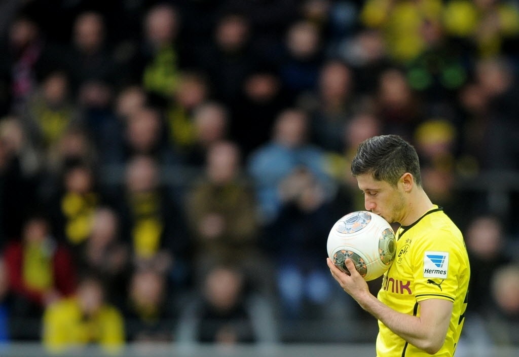 Polonês Lewandowski beija a  bola antes de bater pênalti; o ritual deu certo e ele converteu na goleada do Dortmund no Alemão - JONAS GÜTTLER/AFP
