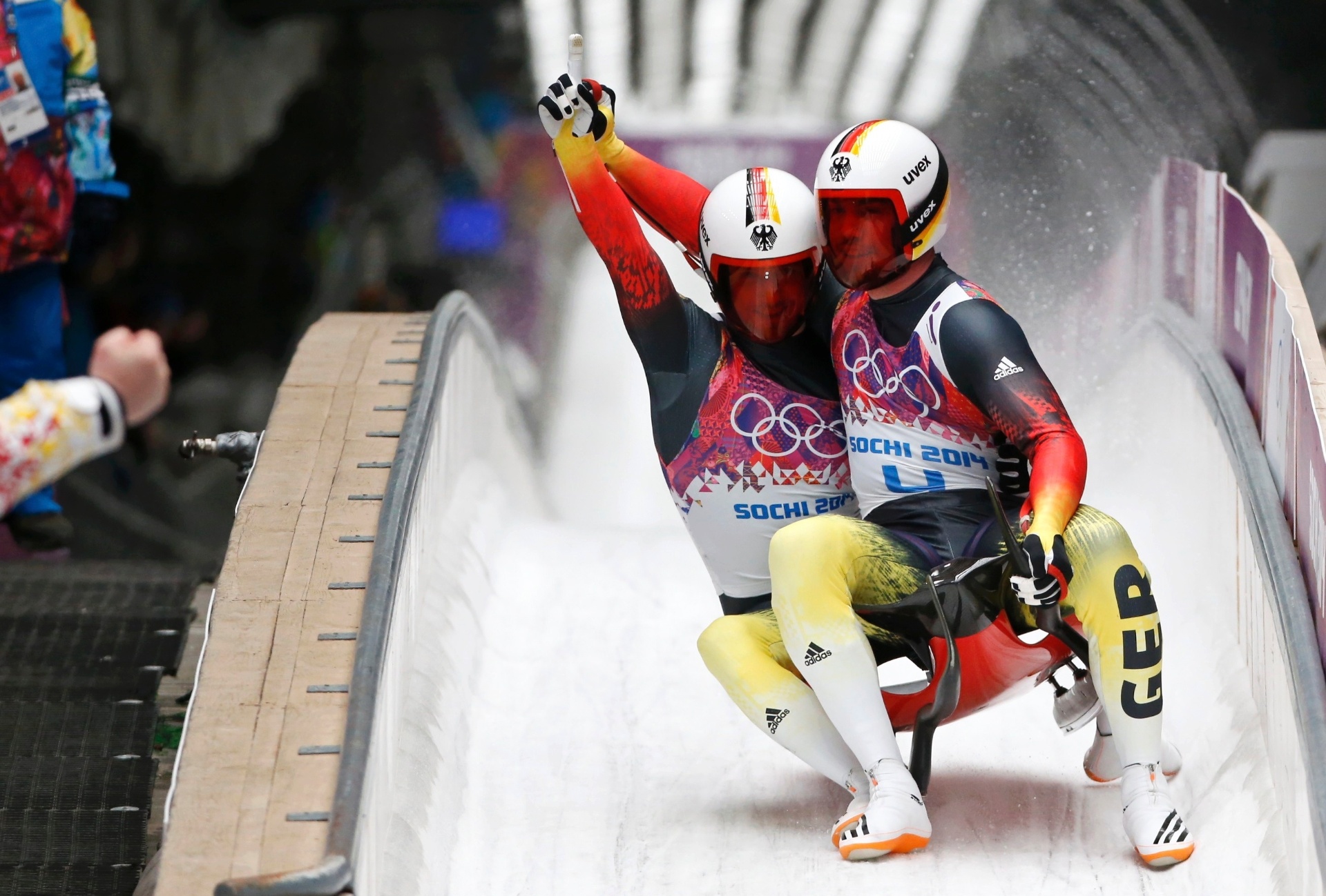 12.02.14 - Alemães Tobias Wendl e Tobias Arlt festejam a vitória na prova de duplas do luge - REUTERS/Fabrizio Bensch