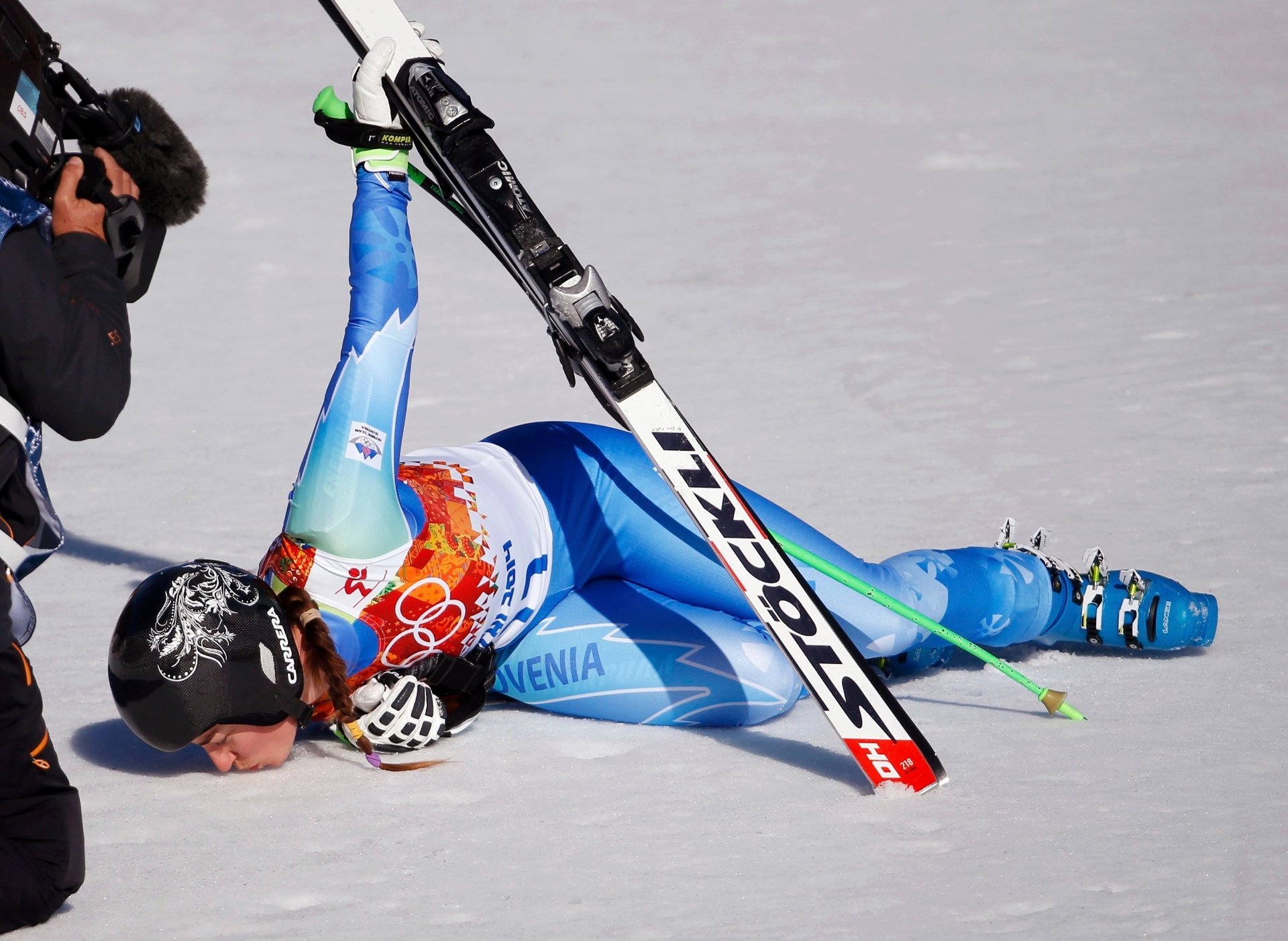 12.02.14 - Eslovena Tina Maze beija o chão após vencer a prova do downhill do esqui alpino - REUTERS/Leonhard Foeger