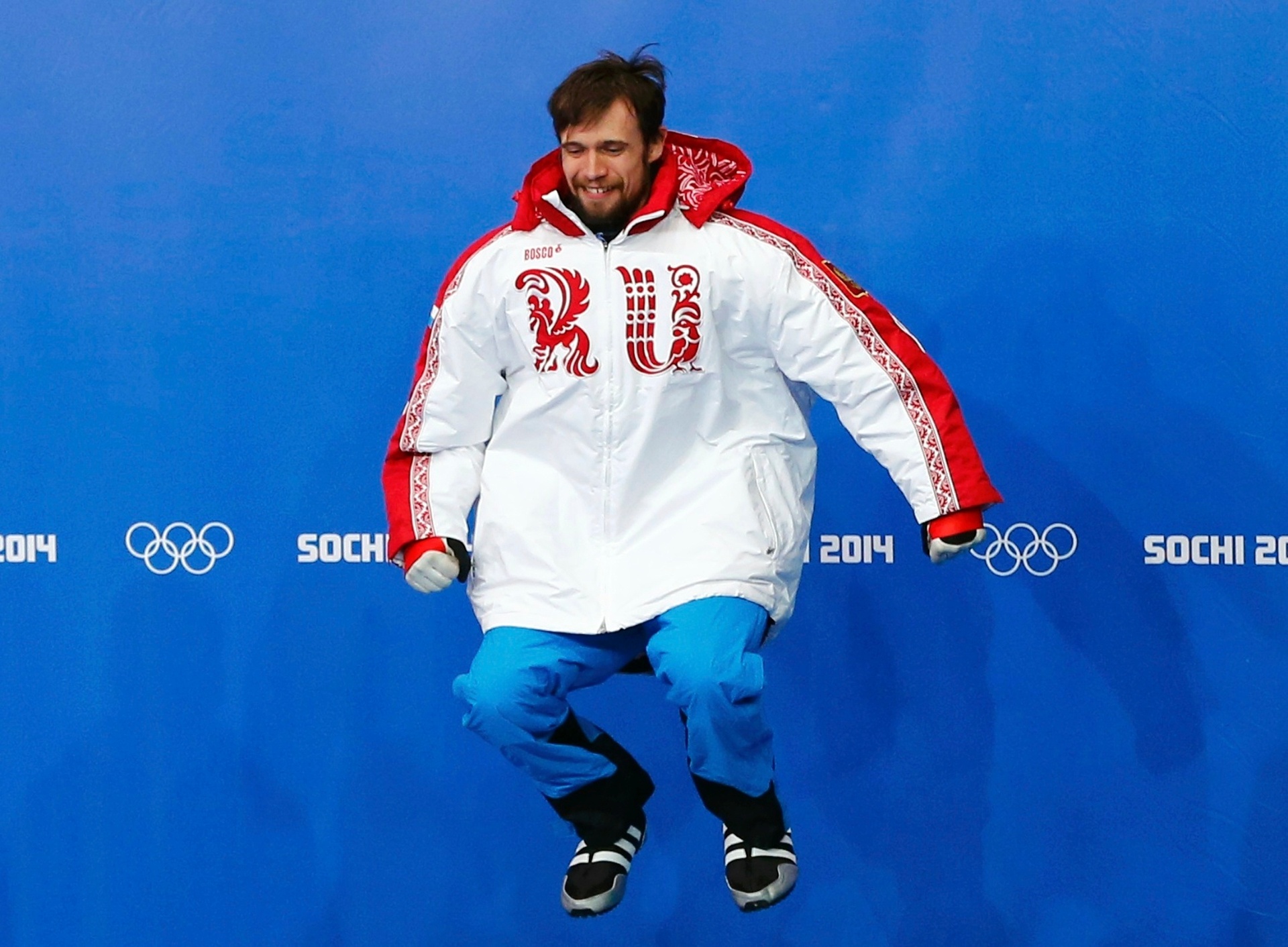 15.02.14 - Alexander Tretiakov, da Rússia, dá um pulinho para celebrar o título do skeleton em Sochi-2014 - REUTERS/Arnd Wiegmann