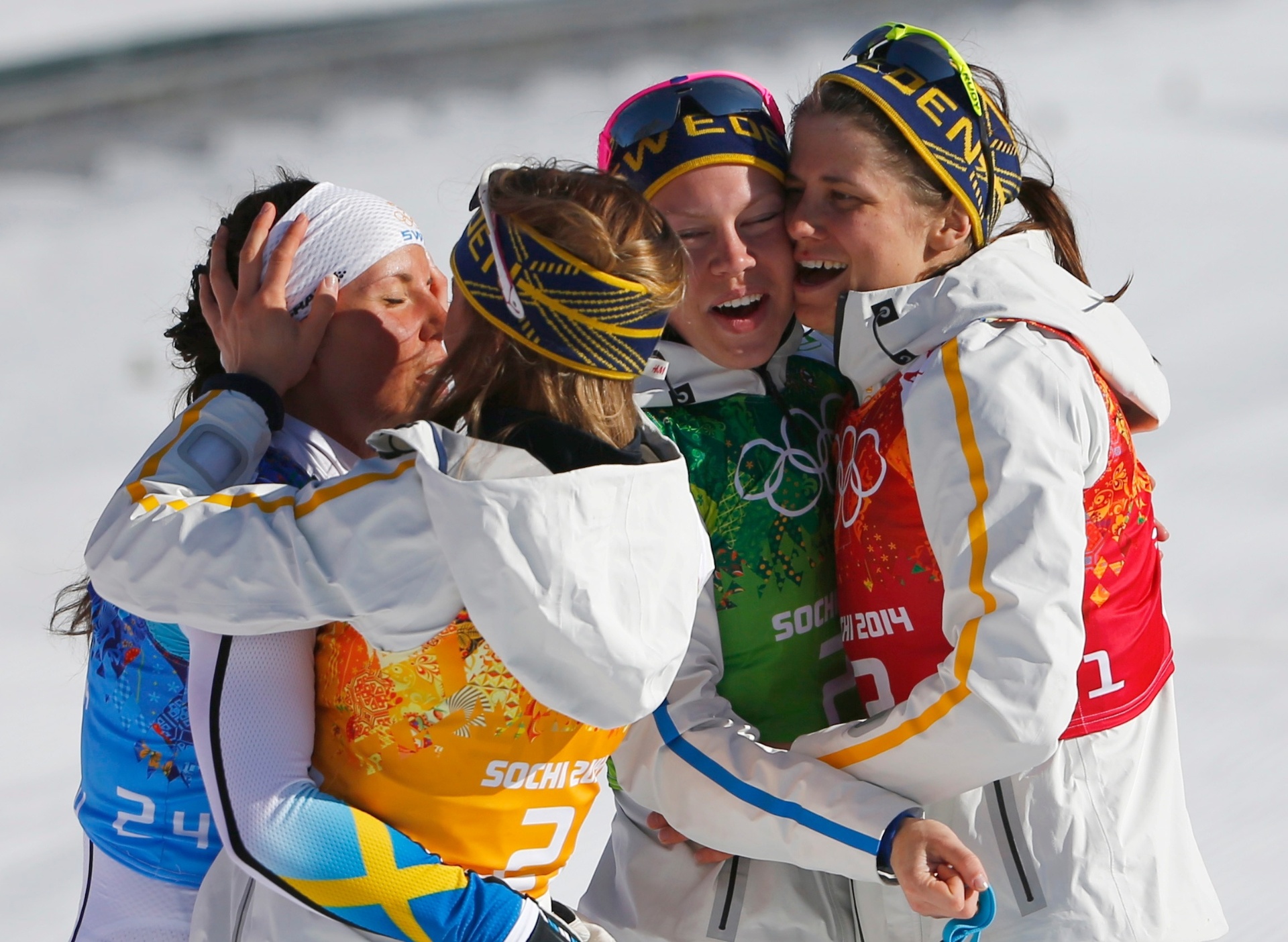 15.02.14 - Charlotte Kalla, Anna Haag, Emma Wiken e Ida Ingemarsdotter confraternizam juntas após a vitória da Suécia no revezamento 4 x 5 km do esqui cross country - REUTERS/Carlos Barria