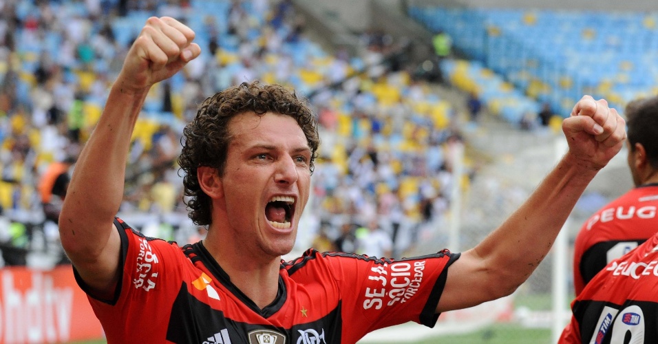 16.02.14 - Elano comemora gol de empate do Flamengo contra o Vasco