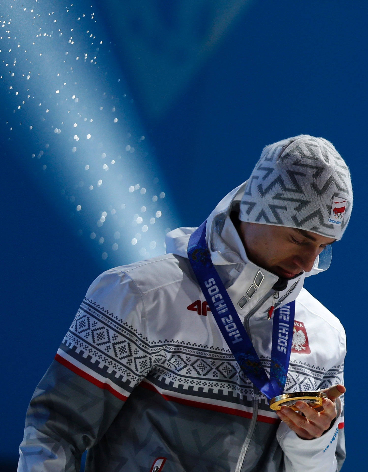 16.02.14 - Kamil Stoch, da Polônia, é iluminado após conquistar o ouro na prova de salto com esqui em pista longa - Xinhua/Wang Lili