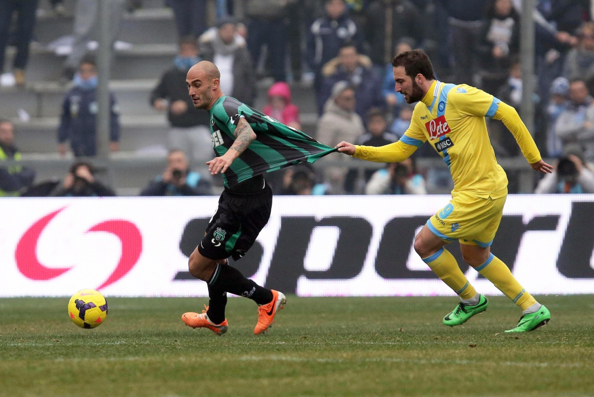 16fev2014 - Higuaín puxa a camisa de Paolo Cannavaro, do Sassuolo, na vitória do Napoli, por 2 a 0 - EFE/EPA/ELISABETTA BARACCHI