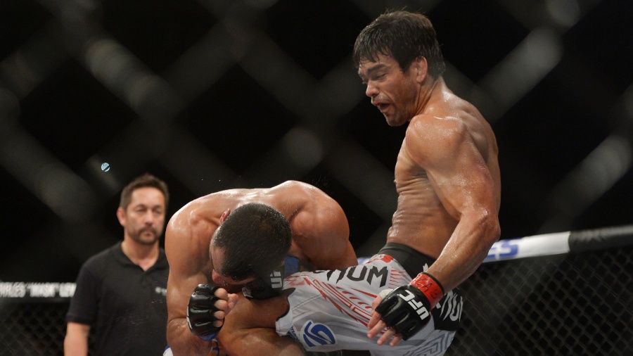 16.fev.2014 - Lyoto Machida acerta joelhada em Gegard Mousasi; brasileiro venceu por pontos no UFC Jaraguá - Alexandre Loureiro/inovafoto