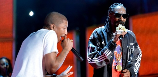 O rapper Pharrell Williams se apresenta ao lado de Snopp Dogg - Mike Coppola/Getty Images/AFP