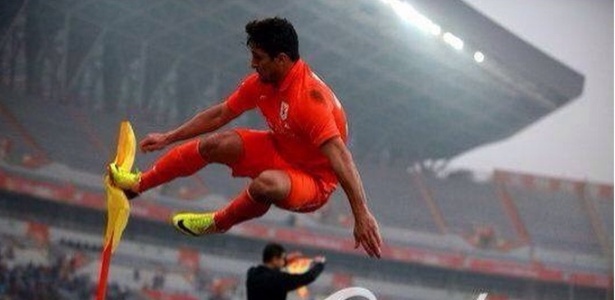 Aloisio imitou a comemoração de voadora logo no seu primeiro gol na China - Reprodução/osports.cn