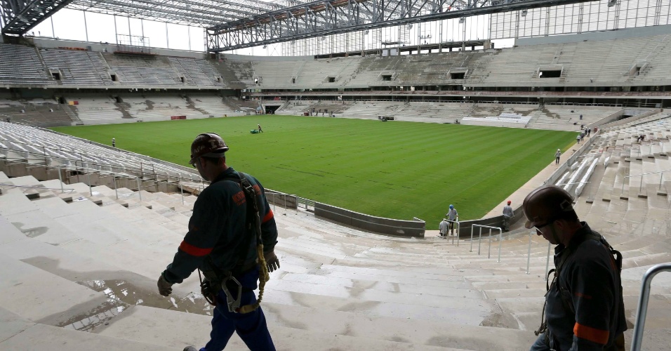 17.fev.2014 - Cerca de 1.250 operários trabalham para evitar que Arena da Baixada seja excluída da Copa do Mundo