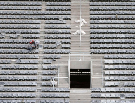 17.fev.2014 - Cerca de 28 mil cadeiras ainda precisam ser instaladas no estádio de Curitiba para receber jogos da Copa
