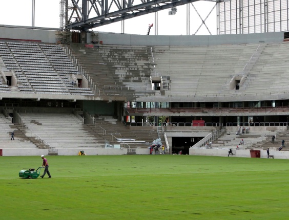 17.fev.2014 - Gramado da Arena da Baixada foi plantado em 31 de janeiro e passa por manutenção