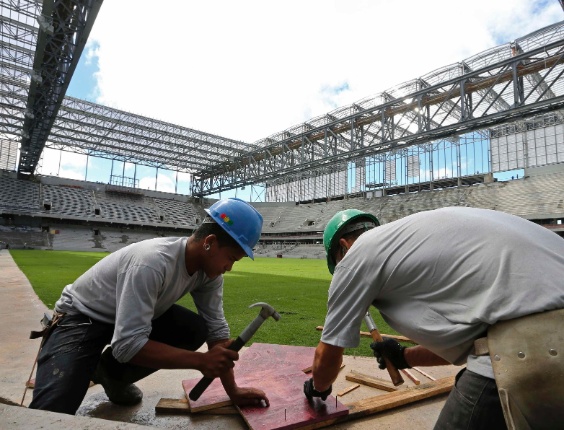 17.fev.2014 - Meta do Atlético-PR é aumentar número de funcionários trabalhando no estádio para 1.500 em março