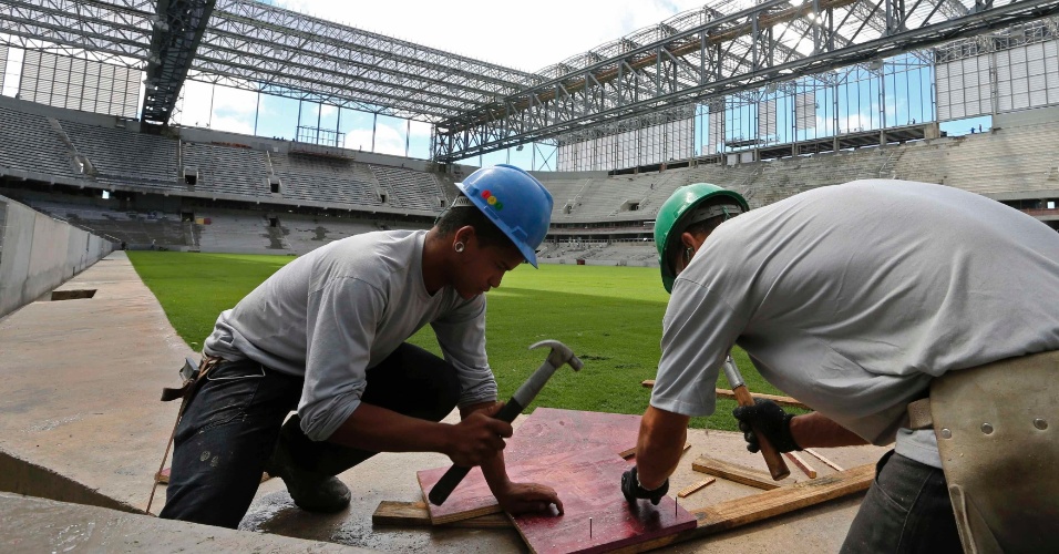 17.fev.2014 - Meta do Atlético-PR é aumentar número de funcionários trabalhando no estádio para 1.500 em março