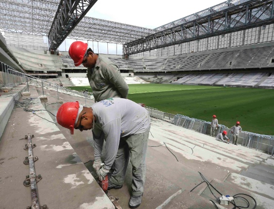 17.fev.2014 - Operário faz preparação para instalar cadeiras na Arena da Baixada
