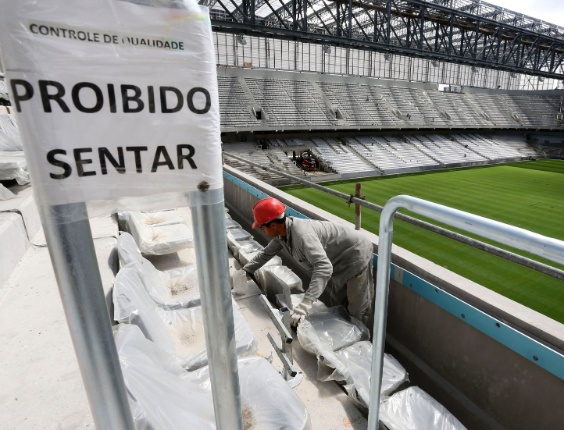 17.fev.2014 - Operários trabalham na instalação de cadeiras. Atlético-PR diz que instalou 15 mil assentos, cerca de 35% do total de 43 mil