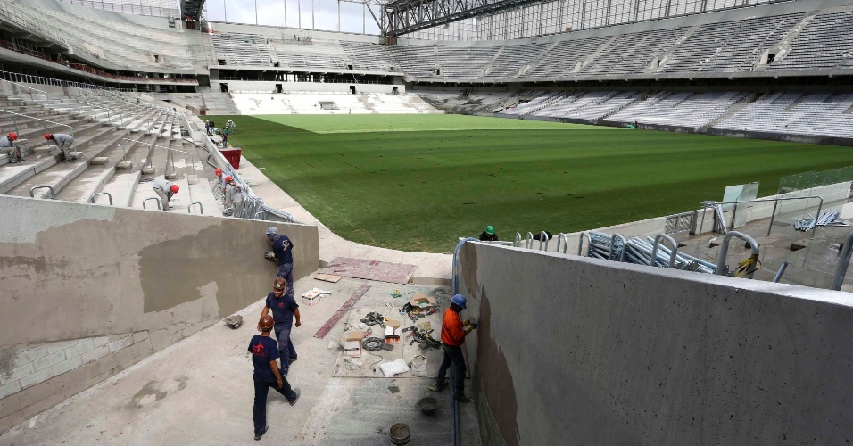 17.fev.2014 - Vista panorâmica da Arena da Baixada mostra obras em andamento
