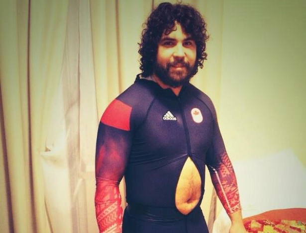 Canadense Chris Spring tem problemas com seu uniforme antes da prova de bobsled em Sochi - Twitter/@BobTeamSpring