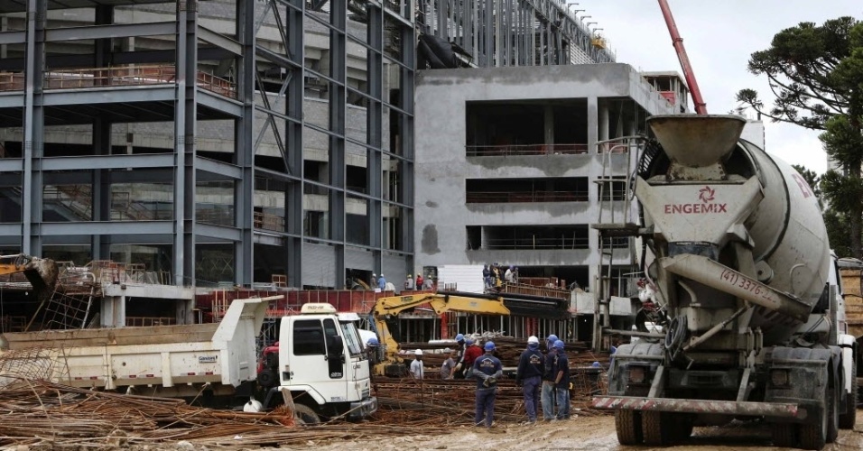 18. fev. 2014 - Operários trabalham dentro e fora da Arena da Baixada para que as obras fiquem prontas a tempo da Copa do Mundo