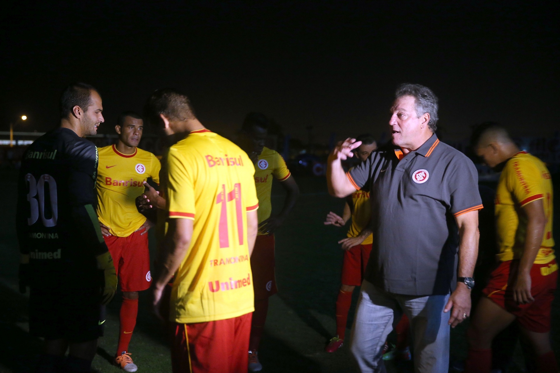 18.02.14 - Abel Braga orienta jogadores durante a paralisação por falta de energia no jogo entre Inter e Juventude - Jefferson Bernardes/Agência Preview