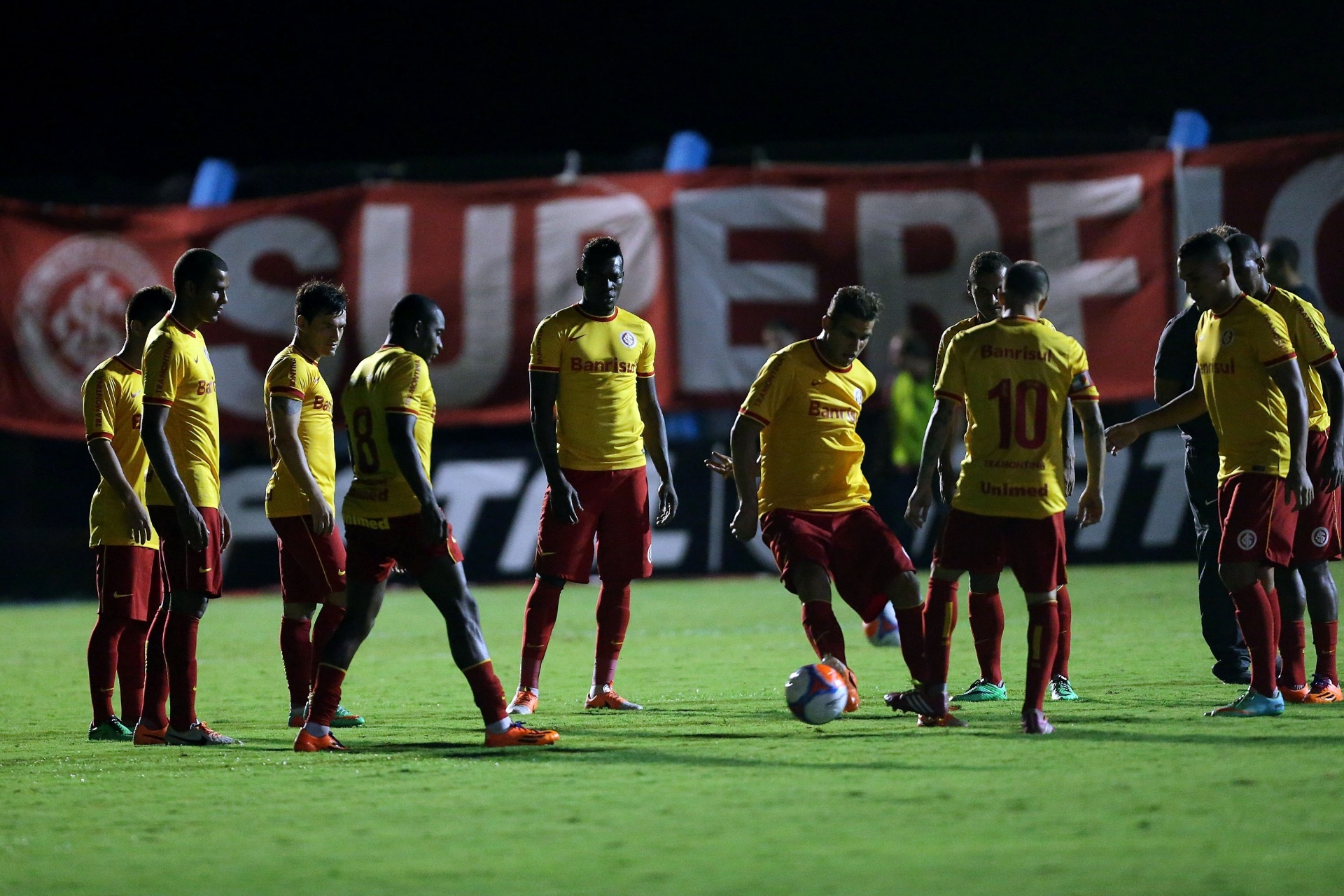 18.02.14 - Jogadores do Inter mantém aquecimento após queda de energia no jogo contra o Juventude - Jefferson Bernardes/Agência Preview