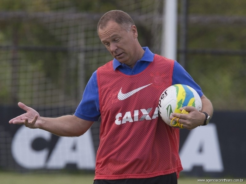 18.10.2014 - Mano Menezes, técnico do Corinthians, comanda o treino do clube no CT Joaquim Grava