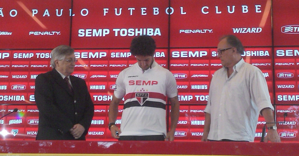 Alexandre Pato é apresentado oficialmente como atacante do São Paulo