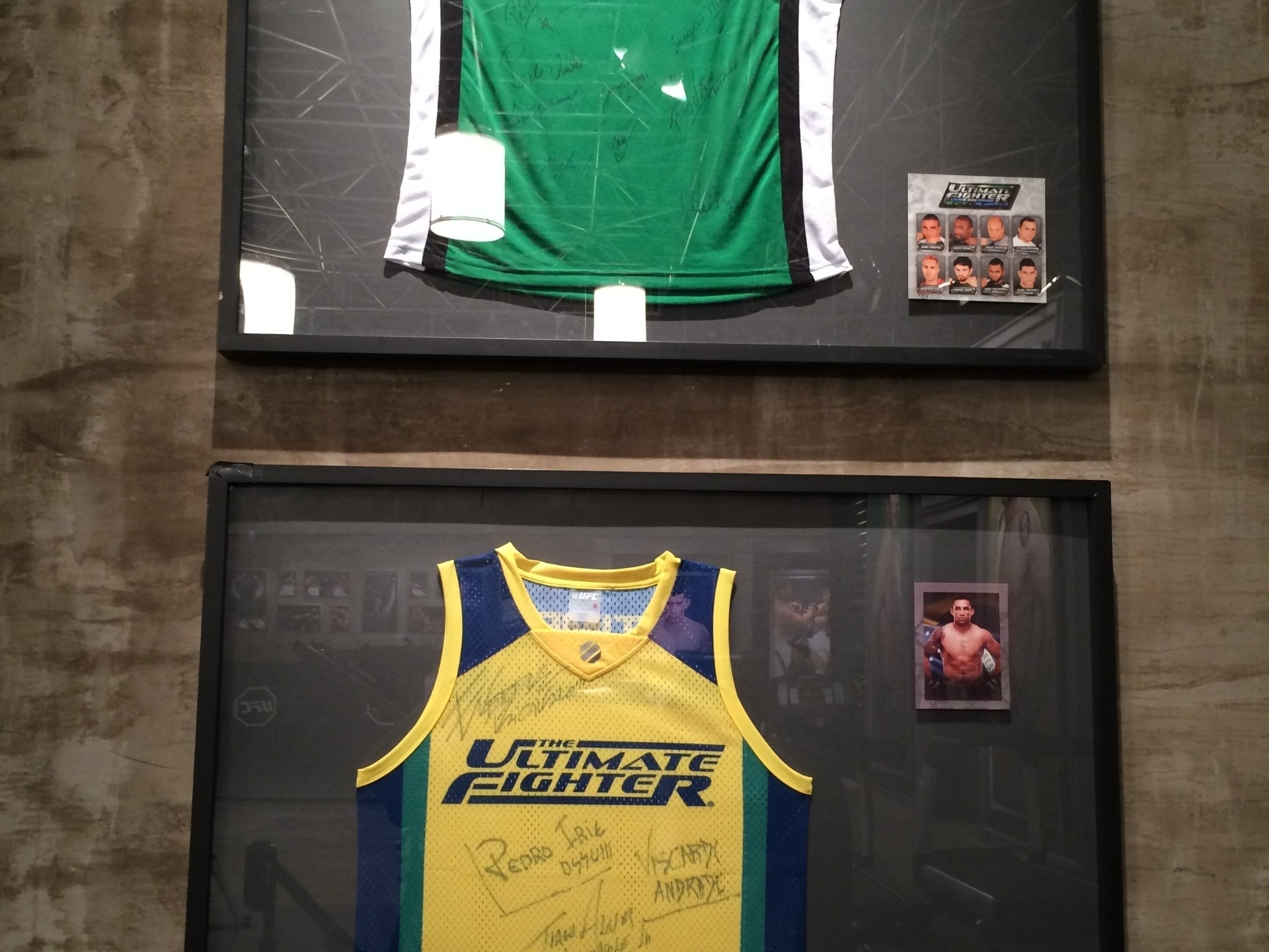 Camisas do TUF Brasil aparecem nas paredes da academia - Jorge Corrêa/UOL
