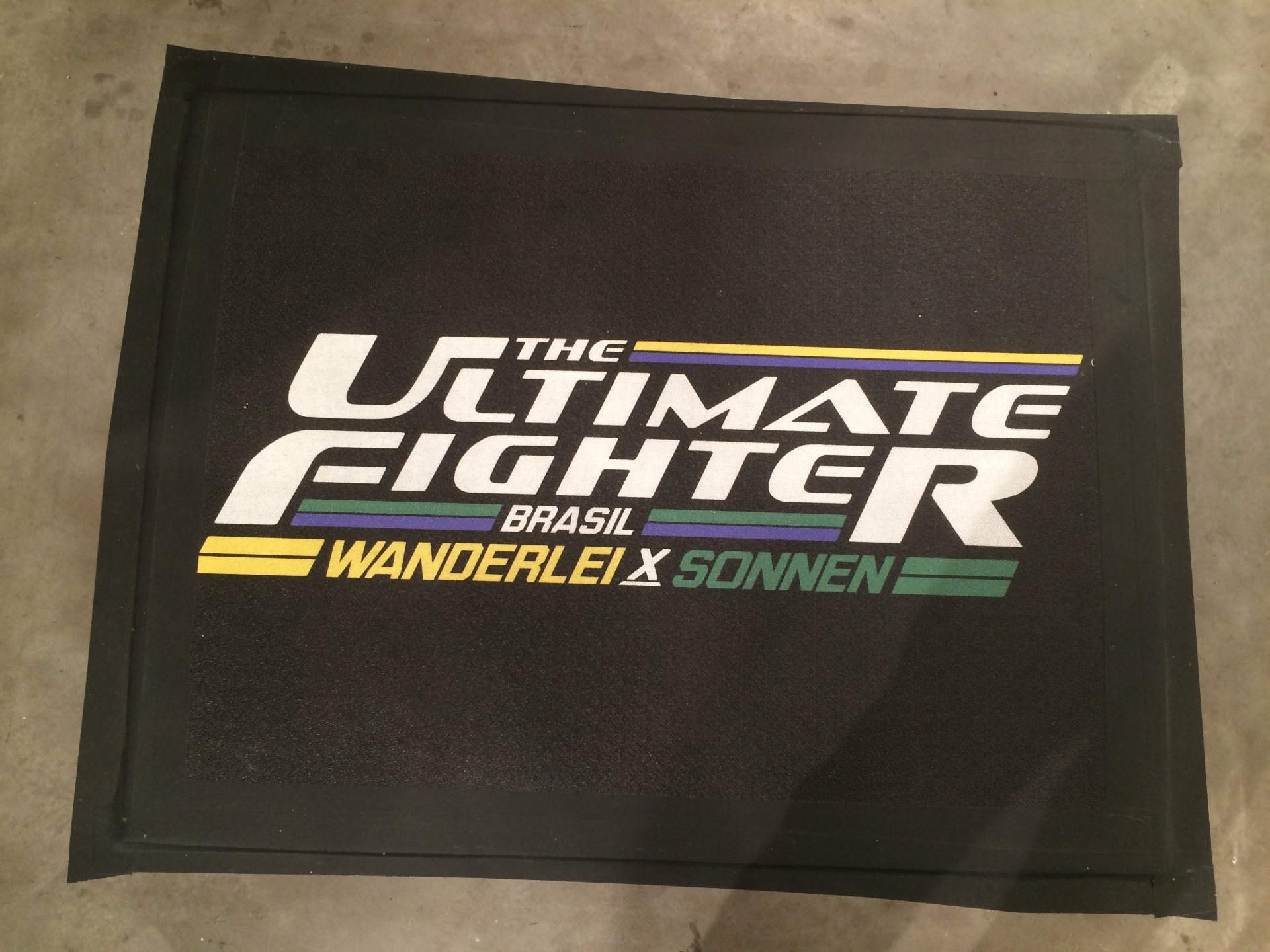 Logomarca do TUF Brasil aparece em vários cantos da academia - Jorge Corrêa/UOL