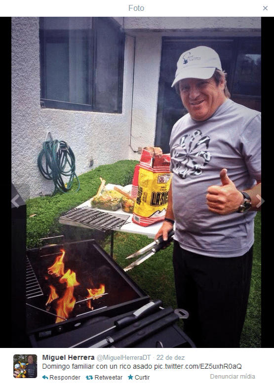 Técnico da seleção mexicana posa foto fazendo churrasco em sua casa