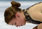 Brasileira segura o choro após nota baixa em estreia do país na patinação - AFP PHOTO / YURI KADOBNOV 