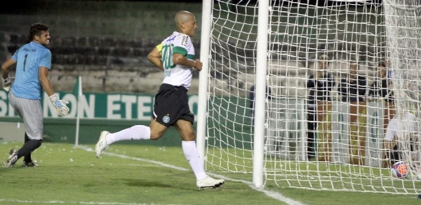Alex corre para comemorar seu gol, antes de ser cercado por praticamente todos os jogadores do Coritiba - Divulgação/Coritiba