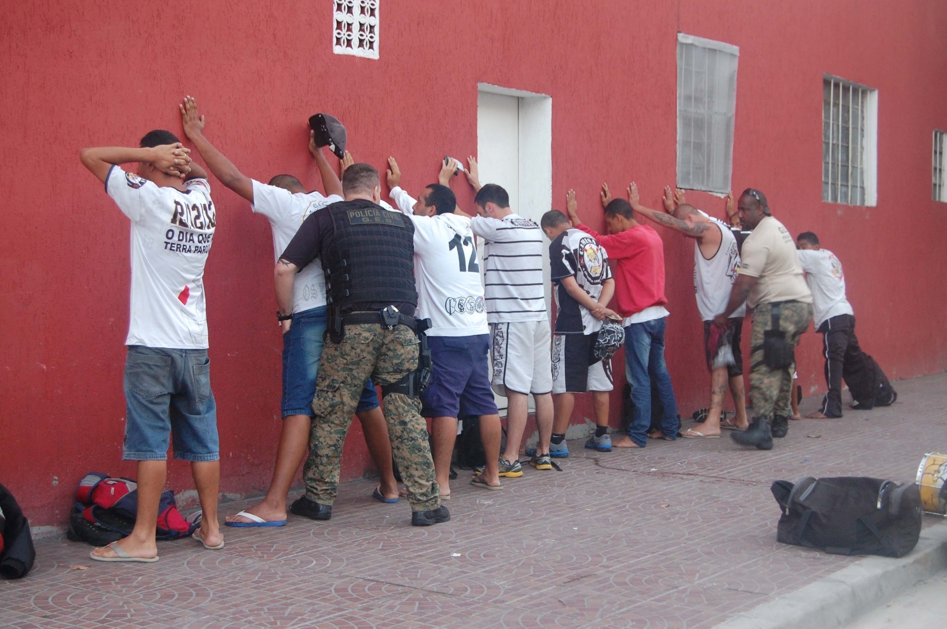 20.fev.2014 - A Polícia Civil de São Paulo deteve na manhã desta quinta-feira (20) ao menos dez torcedores suspeitos da invasão do Centro de Treinamento do Corinthians, ocorrida no início do mês. Nove dos suspeitos foram levados à sede do Departamento de Homicídios e Proteção à Pessoa (DHPP) para averiguação e um deles foi preso e algemado por porte de arma, um revólver calibre 38. - HÉLIO TORCHI/ESTADÃO CONTEÚDO