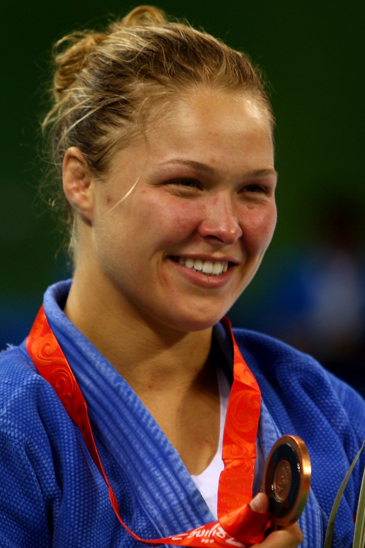 Antes de ser a belíssima lutadora de MMA pela qual passou a ser conhecida mundialmente, Ronda Rousey também atuou como judoca. Ela competiu nos Jogos Olímpicos de 2008, em Pequim, e subiu ao pódio para ficar com a medalha de bronze na categoria até 70 kg. Ela foi campeã no Pan do Rio no mesmo peso, que mostra que ela era 'gordinha' comparada a sua atual forma. Hoje, Ronda é uma das maiores estrelas do UFC, com oito vitórias - sendo oito finalizações, todas por chave de braço - na categoria até 57 kg. - Getty Images